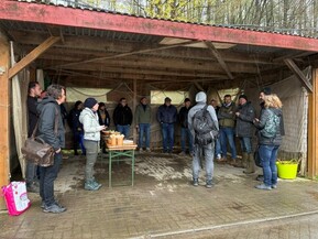 Versammlung von Menschen in einem Unterstand 