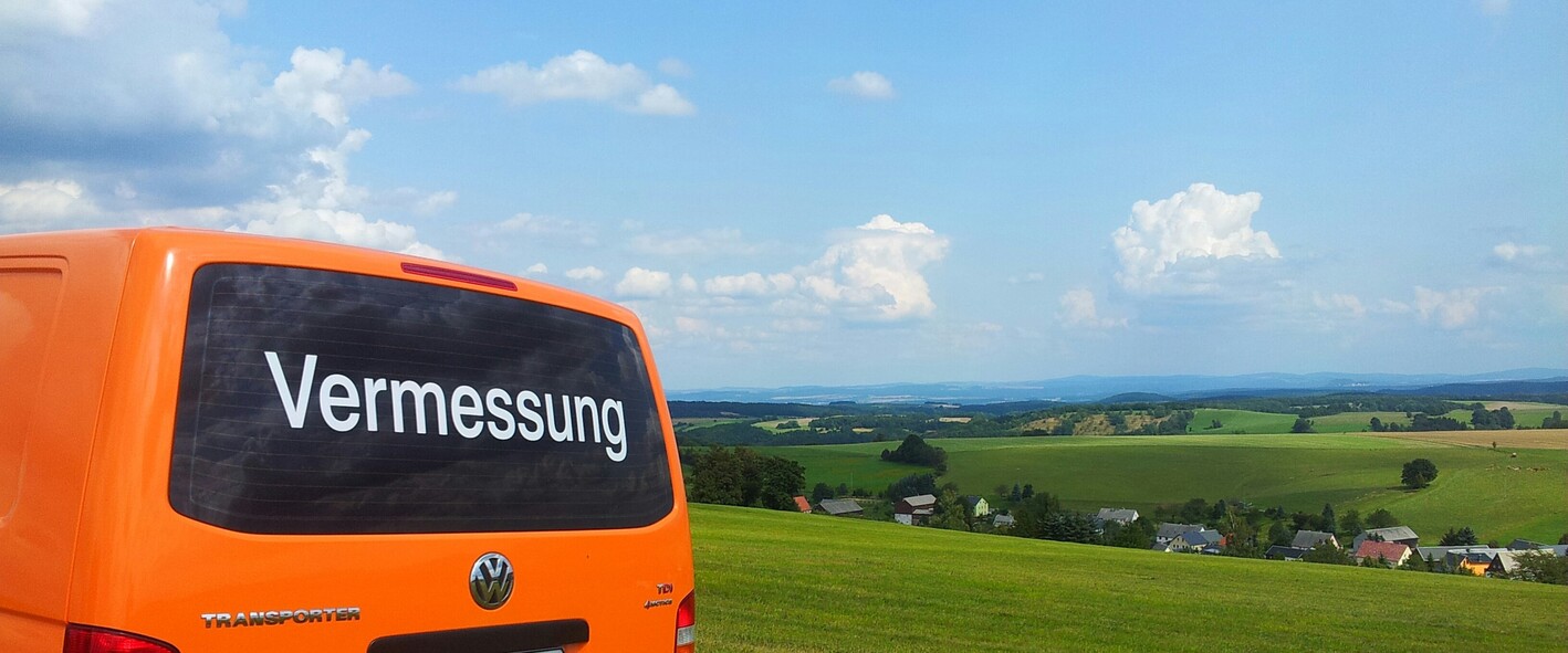 Vermessungsbus im Außendienst