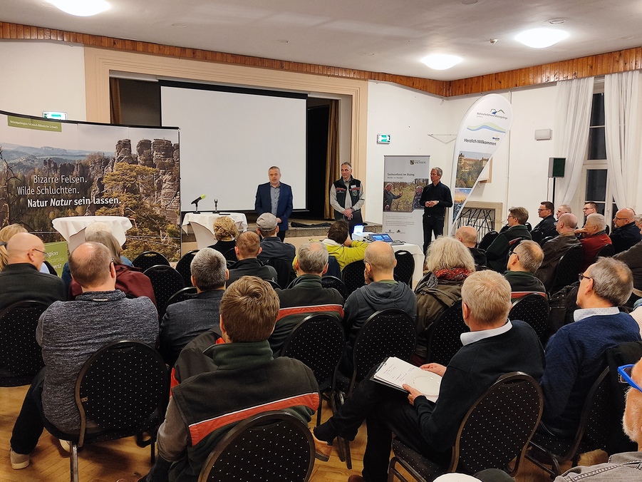 Gäste zum Nationalparkforum in Hohnstein, Landrat Michael Geisler und Leider der Nationalpark- und Forstverwaltung Sächsische Schweiz von Sachsenforst (NLPFV) Uwe Borrmeister vorne