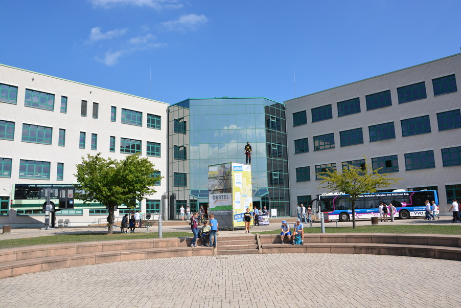 Schülerinnen und Schüler vor dem BSZ Friedrich Siemens Pirna