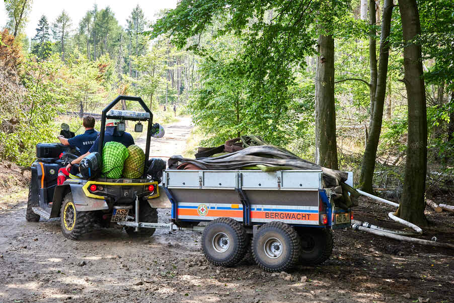 Schlauchverlegung durch die Bergwacht