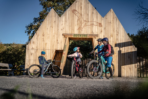 Blockline Start in Altenberg mit Familie und Fahrrädern bei Sonnenschein