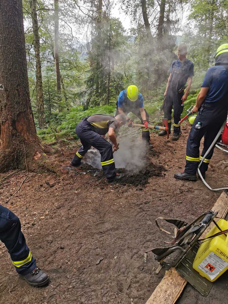 Illegale nicht gelöschte Feuerstelle Schrammsteine