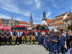 Kameradinnen und Kameraden der Feuerwehr auf dem Marktplatz Wilsdruff