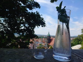 Frisch gekühlt ohne Zucker ist Trinkwasser ein leckerer Durstlöscher Symbolbild
