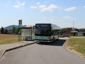 Bus an Bushaltestelle