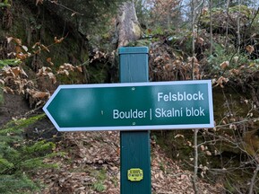 Foto von einem Wanderwegeschild