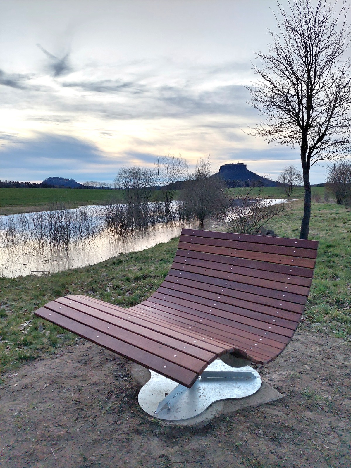 Landschaftsliege im Vordergrund, Hörnelteich im Hintergrund