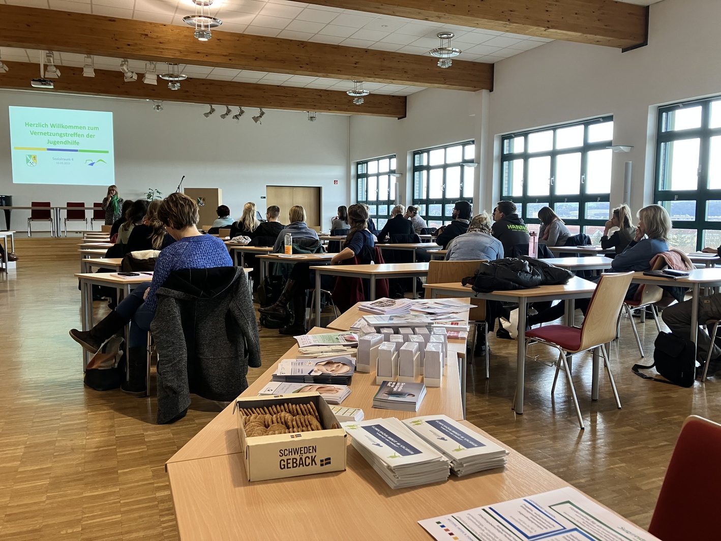 Teilnehmer des Vernetzungstreffen Pirna sitzen in der Aula des BSZ