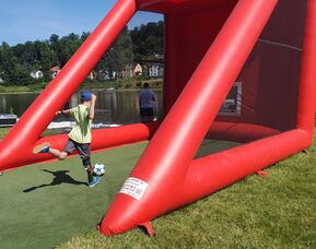 Junge mit Beeinträchtigung am Bein spielt Fußball