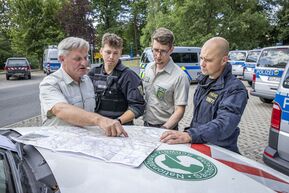 Jens Posthoff (1. v. l.) und Alexander Nowak (3. v. l.) von der Nationalpark- und Forstverwaltung Sächsische Schweiz stimmten mit Kollegen der sächsischen und tschechischen Polizei die Routen ab, entlang derer die Einsatzkräfte die Einhaltung des Feuerver