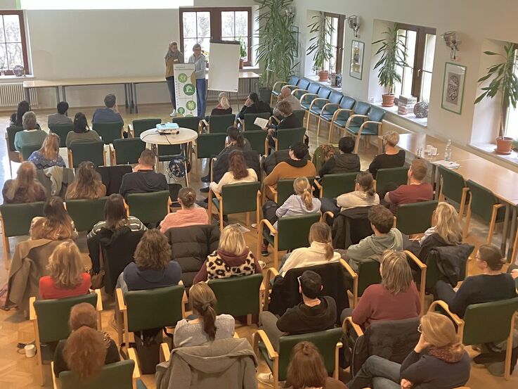 Fachkräfte der sozialen Arbeit bei einem Vernetzungstreffen zum Thema Kinderschutz