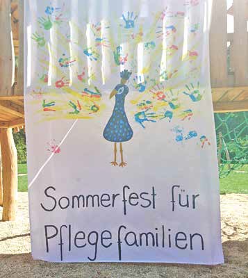 mit Kinderhänden gestalteter Vogel Pfau