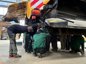 Lerhlinge beschauen Landwirtschaftmaschine von unten 