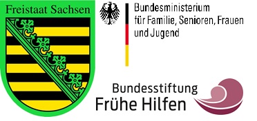 Abbildung des Wappens des Freistaates Sachsen, Logo des BMFSFJ, Logo der Bundesstiftung Frühe Hilfen