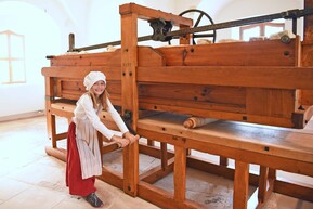 Mädchen an Mangel in alter Tracht