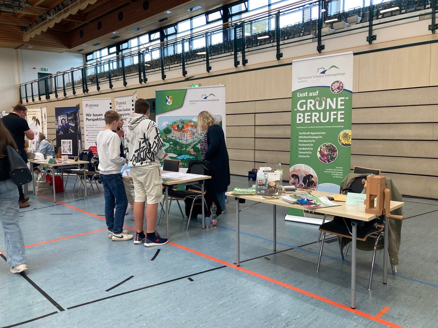 Schüler am Messestand stehend 