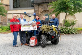 v.l.: Rita Seidel, Hendrik Wagner, Bergretter Christoph Weber, Dr. Dietrich Butter, Landrat Michael Geisler Radeberger unterstützt Bergwacht