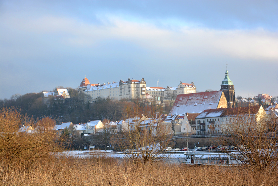 Schloss Sonnenstein Landratsamt Pirna im Schnee bei Sonnenschein