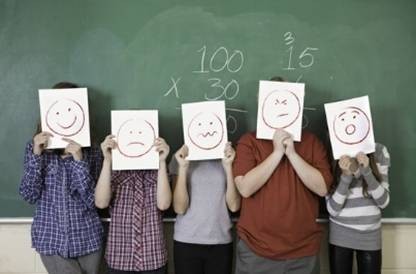Schüler halten Emojis mit verschiedenen Gefühlen vor ihre Gesichter