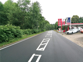 Straße und Tankstelle