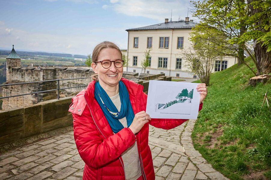 Kuratorin Stefanie Krihning an der Südseite eines Walls auf der Festung Königstein