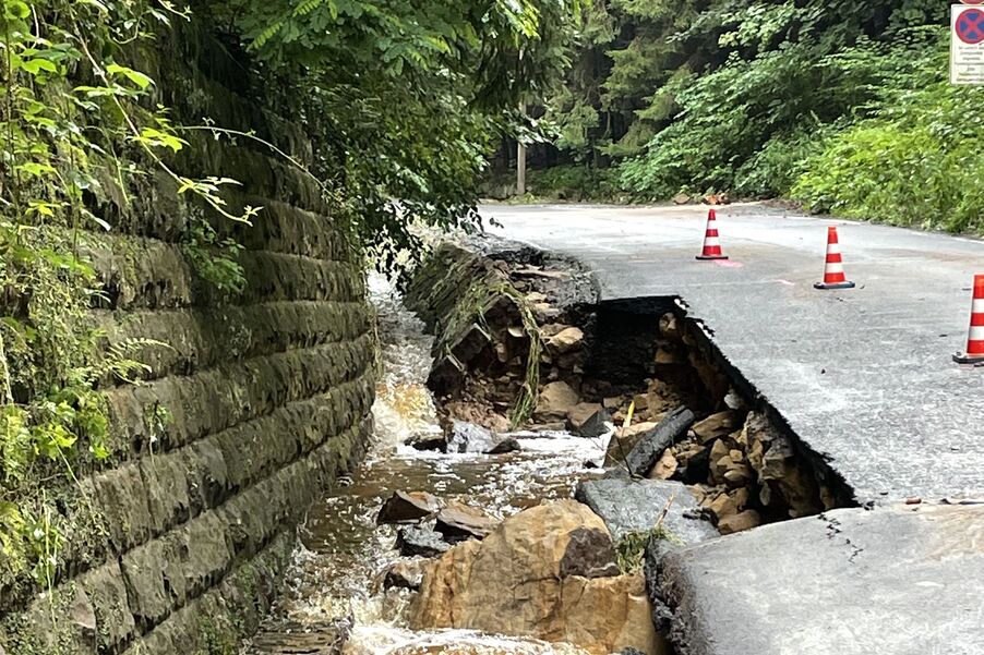 abgesenkte Straße durch Hochwasserschaden, abgesperrt