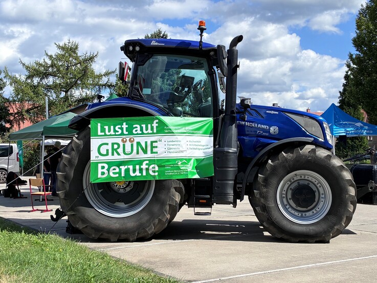 Traktor mit Banner Grüne Berufe