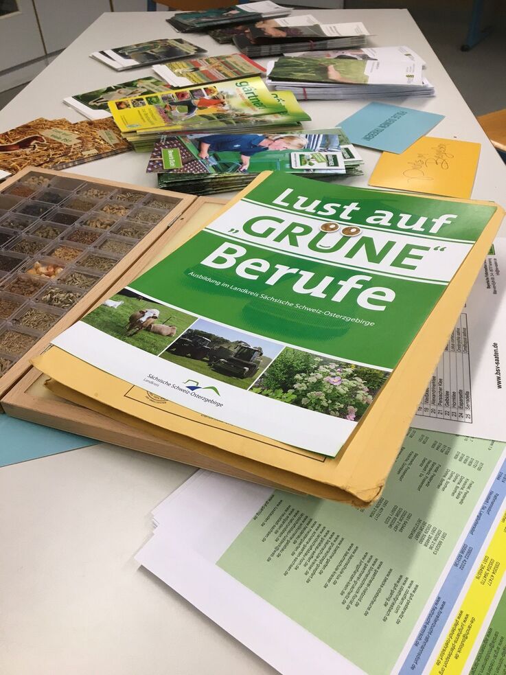 Informationsmaterial auf dem Tisch liegend