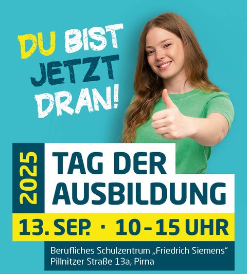 Mädchen hält Daumen in Kamera