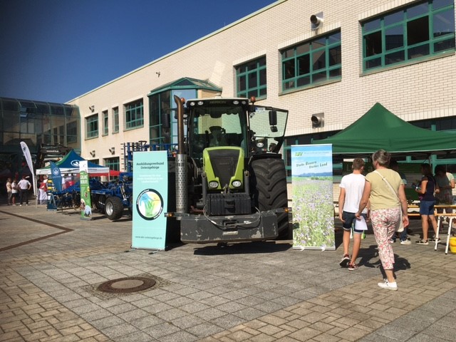 Messestand der Grünen Berufe mit Traktor und Grubber