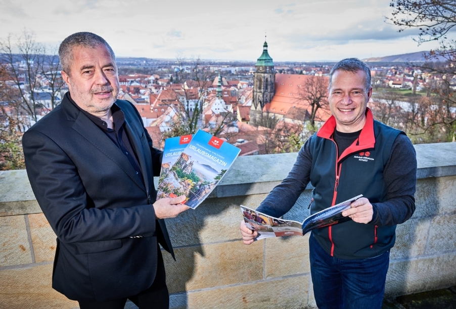 Landrat Michael Geisler, Vorsitzender des Tourismusverbandes Sächsische Schweiz (l.) und Tino Richter, Geschäftsführer des Tourismusverbandes präsentieren das neue Urlaubsmagazin. Foto: Marko Förster