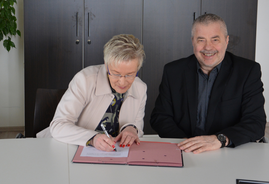 Landrat Michael Geisler und Esther Körner (AOK)