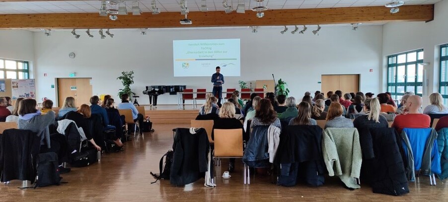 Auditorium und Sprecher zum Fachtag Elternarbeit