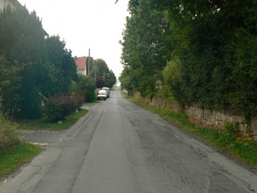 k8741 Straße durch Dorf mit Grün an der Seite