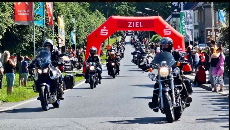 Motorradfahrer des Beinhart Pirna e. V. mit Heimkindern als Beifahrer erreichen das Ziel der Ausfahrt