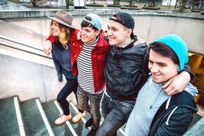 Jugendliche auf Treppe