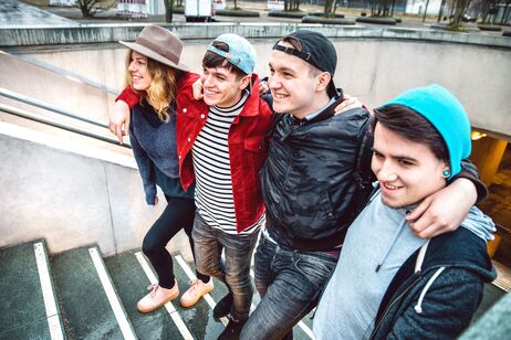 Jugendgruppe läuft gemeinsam eine Treppe hinauf