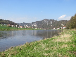 Flusslandschaft mit bergigem Hintergrund