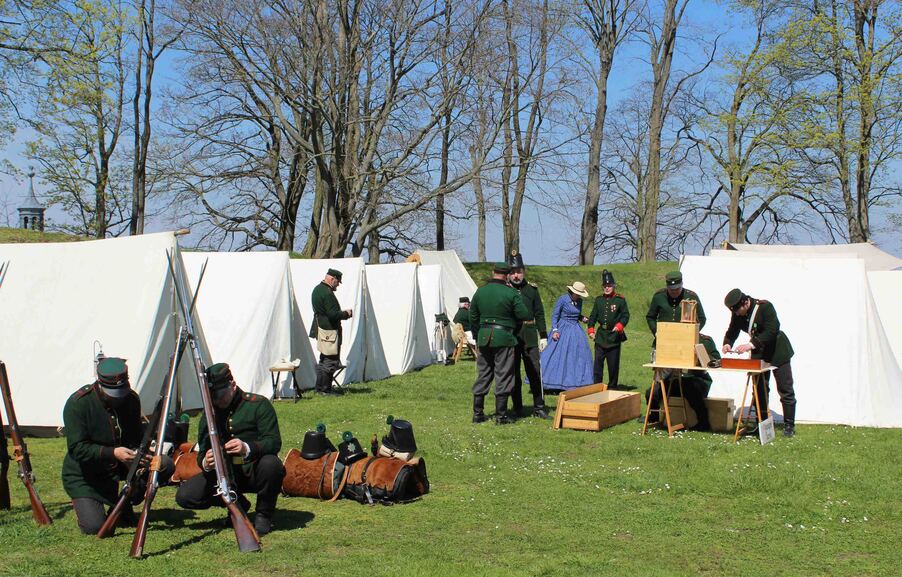 Lagerleben im 19. Jahrhundert: Zwischen den Exerziervorführungen können Besucher die Soldaten bei der Pflege ihrer Gewehre beobachten