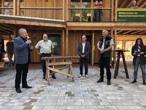 mehrere Personen auf hölzerner Bühne