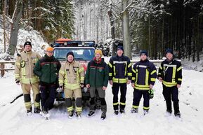 Feuerwehrmänner stehen im Nationalpark Sächsische Schweiz 