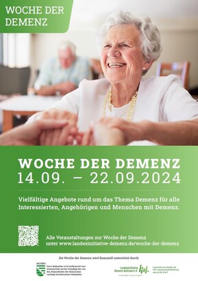 Ältere Dame, lächeln sowie einiges an Text